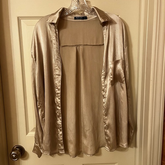 Women’s Nasty Gal Light Pink Silky Button Down Textured Satin Top - Picture 2 of 7